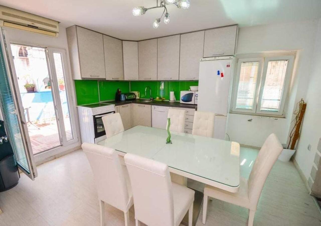 Sunstone Apartments โกตอร์ ภายนอก รูปภาพ